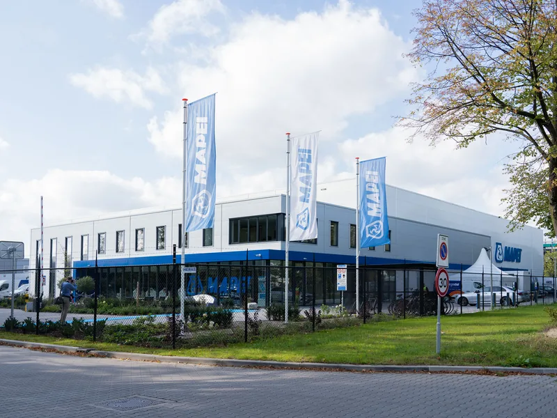 Hal, kantoor en logistiek onder één dak